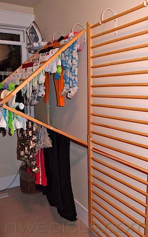 † Baby gates into laundry drying racks. Now THIS is totally clever! I think this would work SO well, perfect use of old baby gates, and with a minimum of effort. Really genius - I need this!  (upcycled stuff / hh laundry) Wall Mounted Clothes Drying Rack, Projek Kayu, Desain Pantry, Drying Racks, Drying Rack Laundry, Diy Wand, Clothes Hanging, Laundry Drying, Kraf Diy