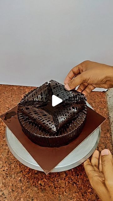 @roshan_cake_chef on Instagram: "New chocolate cake decorating #reels #cakes  Follow me 😍😍♥️ and share video plz send @roshan_cake_chef  #chocolatecakemaking #chocolatecake #chocolatetrufflecake #chocolatecakedecorations🎂🍫❤️ #chocolate #trendingchocolatecakes #trending #viralreels" Fancy Chocolate Cake Design, Choc Cake Decoration Ideas, Gothic Cake Ideas, Truffle Cake Decoration, Simple Chocolate Cake Decoration, Easy Chocolate Cake Decorating Ideas, Trend Cake, Trending Desserts, Chocolate Cake Decorating