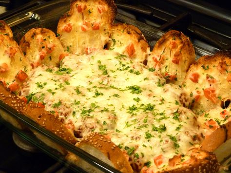 Deconstructed Meatball Sandwich Casserole Is A Winner Meatballs Sandwich, Meatball Sandwich Casserole, Garlic Bread Meatball, Sandwich Casserole, Breaded Meatballs, Meatball Casserole Recipe, Breakfast Potato Casserole, Meatball Casserole, Meatball Sandwich