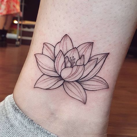 White Lotus Tattoo Flower, Purple Water Lily Tattoo, Simple Water Lily Drawing, Realistic Lotus Flower Tattoo Design, Detailed Lotus Flower Tattoo, Big Lotus Flower Tattoo, Simple Lotus Tattoo Design, Lotus Outline Tattoo, Lotus Tattoo Stencil