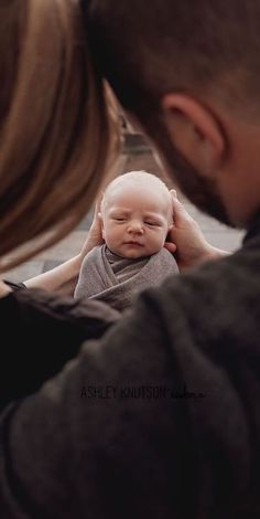 So sweet. Foto Kelahiran, Photo Bb, طفلة حديثة الولادة, Baby Fotografie, Newborn Photography Boy, Newborn Family Photos, Newborn Photography Poses, Newborn Baby Photoshoot, Baby Poses