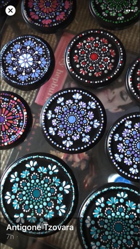 Small Dot Mandala Patterns, Holiday Dot Mandala, Christmas Mandala, Mandala Jewelry, Mandala Rock Art, Mandala Art Therapy, Mandala Design Pattern, Vase Crafts, Painted Christmas Ornaments