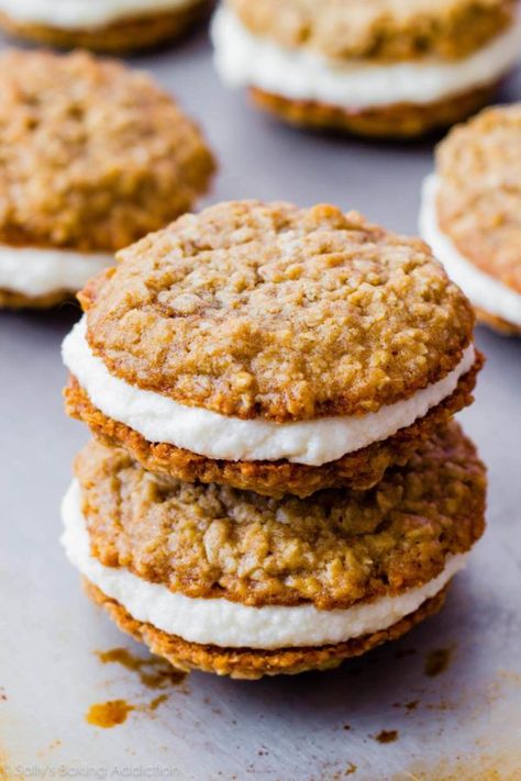 Copycat Little Debbie Oatmeal Cream Pies by sallysbakingaddiction.com. They even taste better than the originals! Recipe on sallysbakingaddiction.com Oatmeal Creme Pies, Dessert Sandwich, Oatmeal Creme Pie, Sallys Baking, Biscuits Diététiques, Oatmeal Raisin Cookies Chewy, Cookie Sandwich, Oatmeal Cream Pies, Homemade Oatmeal