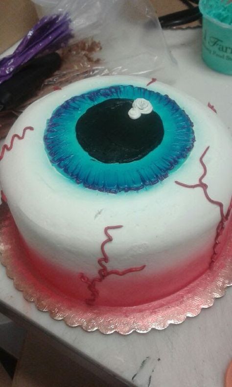 Eyeball Halloween Cake Cake Decorating Halloween, Tårta Design, Halloween Torte, Halloween Backen, Läskig Halloween, Chocolate Hazelnut Cake, Bolo Halloween, Dessert Halloween, Halloween Cake Decorating