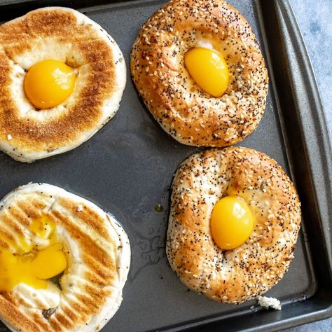 Baked Egg In a Hole Eggs In A Bagel Hole, Baked Egg In A Hole, Bagel Eggs In A Hole, Everything Bagel Egg Sandwich, Egg In A Hole Bagel Oven, Egg In Hole Bagel, Breakfast Bagels Healthy, Bagels With Eggs, Cheesy Eggy Bagels