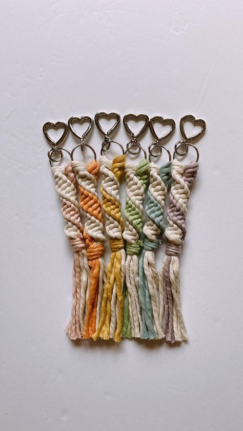 Crochet Macrame Keychain Pattern, Macreme Gifts, Makramee Keychain, Macrame Gift Ideas, Bead Hangers, Beginner Macrame Projects, Macrame Gifts, Beginner Macrame, Macrame Gift