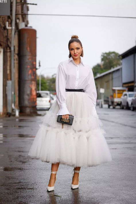 Tulle Maxi Skirt Outfit, Skirt And Blazer Outfit, White Tulle Midi Skirt, Long Black Tulle Skirt, Tulle Skirt Outfits Casual, Puffy Tulle Skirt, Blue Tulle Skirt, Carrie Bradshaw Outfits, Tulle Skirts Outfit