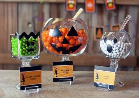 Perfect Halloween "candy bar" for the party:) Cute, cute idea. Diy Halloween Party, Diy Monsters, Dulces Halloween, Halloween Memes, Dollar Store Halloween, Fröhliches Halloween, Adornos Halloween, Halloween Party Ideas, 100 Dollar