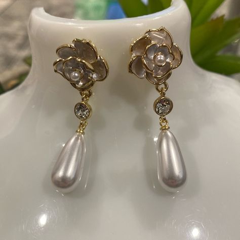 Flower/ Pearl Earrings Nwt Flower- Faux Pearl- Crystal Drop Earrings/ Studs Color-Gold- White Comes In It's Own Package Fast Shipping Flower Pearl Earrings, Visenya Targaryen, Moon And Star Earrings, Gold Jewelry Earrings, Crystal Hoop Earrings, Party Earrings, Pearl Crystal, Earrings Studs, 925 Silver Earrings