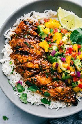 Cilantro-Lime Chicken with a Mango Avocado Salsa | Chelsea's Messy Apron Salsa Easy, Chicken Cilantro, Health Lunch, Makanan Italia, Recipes Rice, Mango Avocado Salsa, Plats Healthy, Avocado Chicken, Salsa Recipes