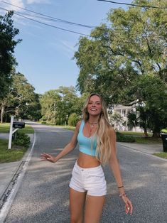 White Jean Shorts Outfit Summer, Cute Outfit Inspo Summer, White Jean Shorts Outfit, Sarah Cameron Outfits, Outfit Fresco, Summer Jean Shorts Outfit, White Girl Outfits, White Shorts Outfit, Sommer Strand Outfit