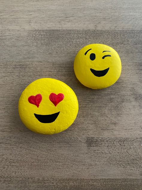 Creative Rock Painting Ideas, Rock Paintings Easy, Rock Painting Ideas Easy For Kids, Painted Rocks Ideas Creative, Small Painted Rocks, Things To Paint On Rocks, Emoji Rocks, Stone Painting Ideas, Easter Crafts Ideas