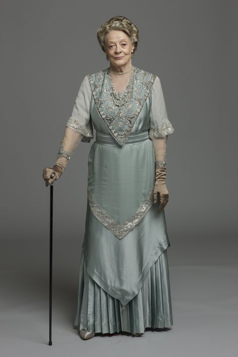 Downton Abbey S6 Maggie Smith as "Violet Crawley" Downton Abbey Violet, Downtown Abbey Fashion, Violet Crawley, Downton Abbey Party, Downton Abbey Quotes, Downton Abbey Costumes, Matthew Crawley, Downton Abbey Cast, Downton Abbey Dresses