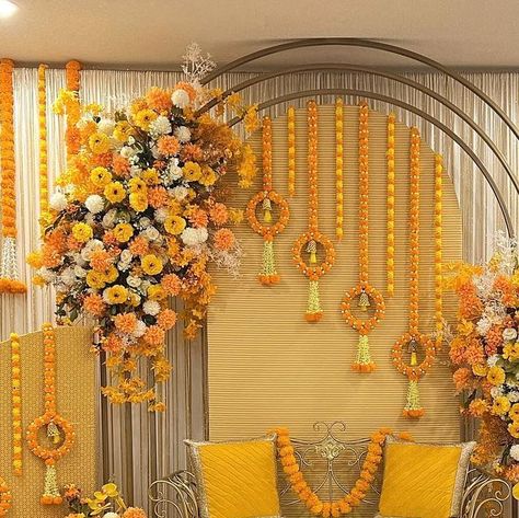 Marigold Backdrop, Marigold Decor, Mehendi Night, Home Decor India, Wedding Instagram, Mehndi Decor, Hindu Bride, Henna Party, Indian Wedding Photography Poses