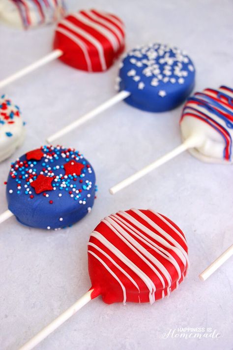 How to make patriotic Oreo pops for 4th of July + over 90 other incredible red, white and blue crafts, recipes, and decor ideas for Independence Day! Memorial Day Desserts, Oreo Cake Pops, Patriotic Food, Patriotic Desserts, 4th Of July Cake, Blue Desserts, 4th Of July Desserts, Anniversaire Harry Potter, Dessert Party