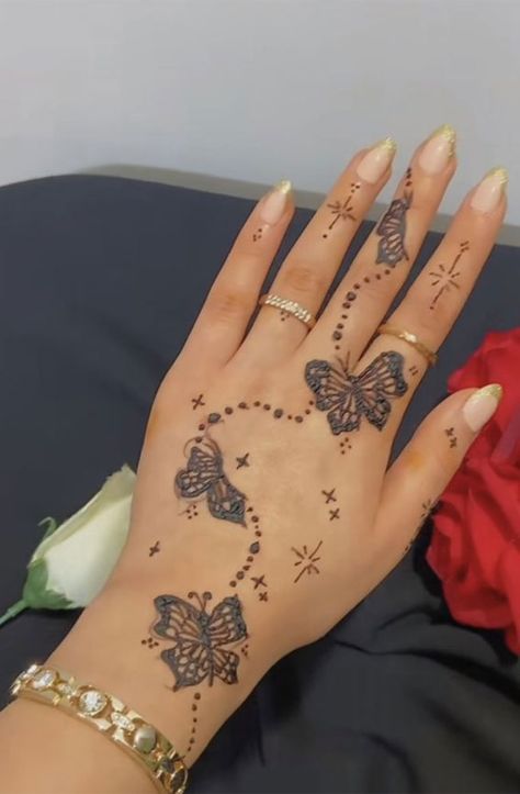 Minimal Henna Designs, Henna Designs 2023, Ramadan Henna Designs, Butterfly Henna Designs, Floral Henna Designs, Mandalas Henna Ideas, Henna Design Ideas Aesthetic Henna Designs Front Palm, Hena Desain Simple Front Hand, Hana Ideas On Hand, Mehndi Aesthetic Designs, Henna Designs Butterfly, Butterfly Henna Designs, Hand Mehndi Designs Back, Simple Mehndi Designs Front Hand, Modern Mehndi Design