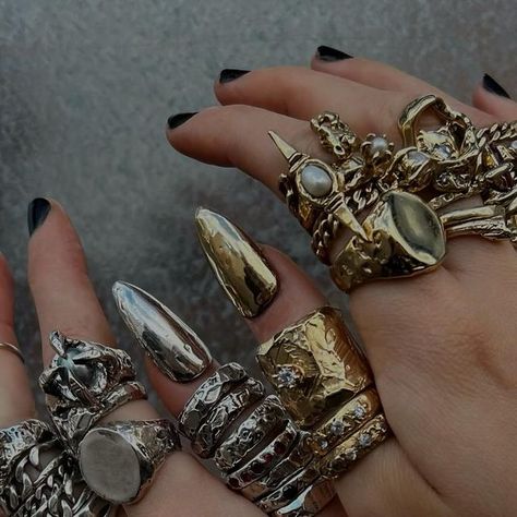 Goth With Gold Jewelry, Gold Goth Aesthetic, Outfits With Gold Jewelry, Goth Aesthetic, Goth Outfits, Gold Jewelry, Gems, Gold