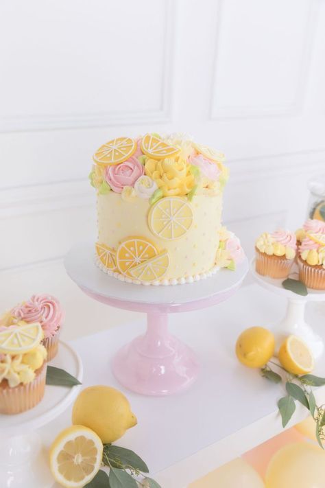 Lemon Birthday Cupcakes, Pink Lemonade Bridal Shower Theme, Main Squeeze 1st Birthday Party, Lemonade Cake Decoration, Lemonade Cake Birthday, Pink Lemonade Theme Party, Lemonade Themed Birthday Party, 1st Birthday Lemon Theme Cake, Lemon Themed First Birthday Cake