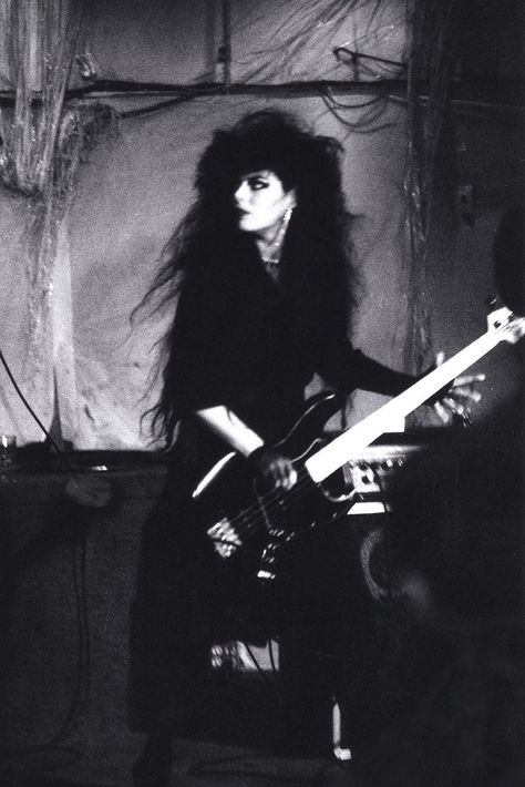 Patricia Morrison - Sisters of Mercy Princesa Punk, Patricia Morrison, Traditional Goth, Estilo Punk Rock, 80s Goth, Goth Bands, Goth Music, Goth Subculture, A Night At The Opera