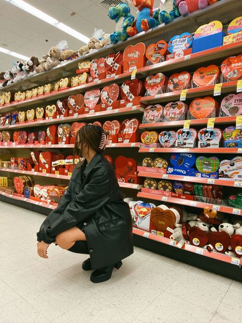 Target Photoshoot, Vday Photos, Candy Photoshoot, Valentine Photo Shoot, Valentines For Singles, Aesthetic 2000s, Friends Valentines Day, Valentine Picture, Valentines Day Pictures