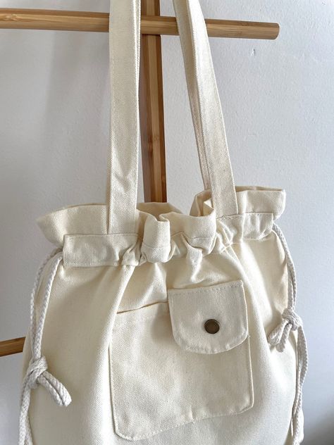 Cloth Bags Design, Drawstring Bag With Pockets, Cute Drawstring Bags, Diy Cloth Bag, Creative Tote Bag Design Ideas, Cute Bags For School, Tas Canvas, Tote Bag For School, Sac En Cuir Diy