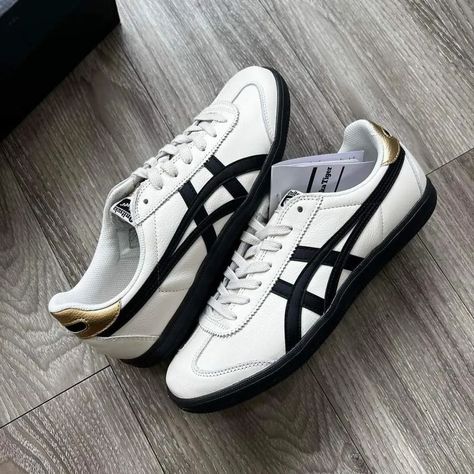 Osaka Tiger Shoes, Onitsuka Tiger Tokuten, Shoe Rotation, Kyrie Irving Shoes, Shoes Wishlist, Tiger Shoes, Downtown Outfits, Couple Shoes, Shoe Wishlist