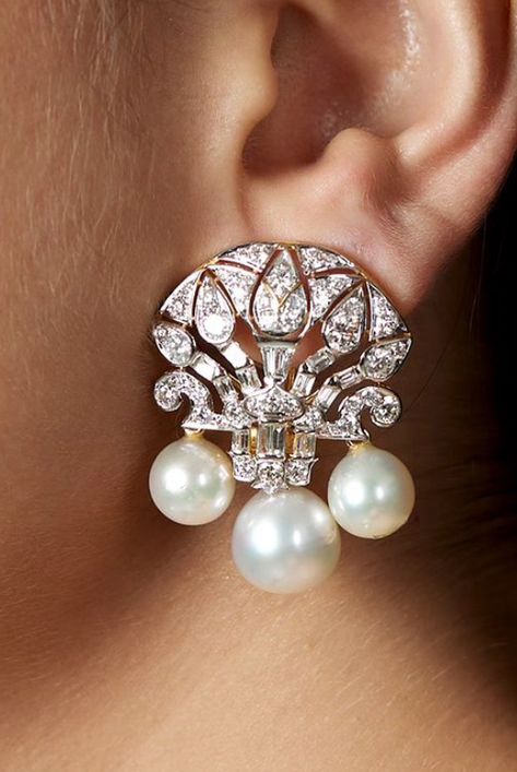 Luxury Bollywood Pearl Drop Earrings, Luxury Traditional Pierced Pearl Earrings, Luxury Kundan Pearl Earrings Bollywood Style, Luxury Traditional Kundan Pearl Earrings, Luxury Kundan Bollywood Pearl Earrings, Diamond And Pearl Earrings, Diamond Pearl Earrings, Fusion Jewellery, Indian Gold Necklace Designs