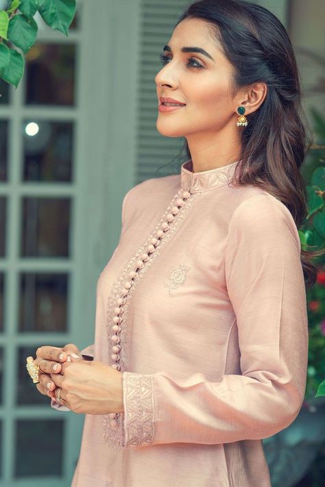 Neck design collar design sleeve design beautiful tops jumka Collar Neck Dress, Annus Abrar, Collar Kurti Design, Direct Deposit, Beautiful Tops, Resham Embroidery, Latest Dress Design, Neck Designs For Suits, Stylish Short Dresses