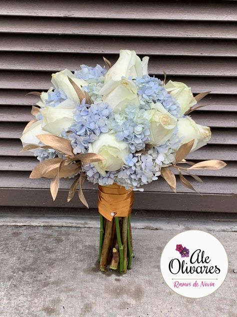 Hermoso bouquet de Novia de flores naturales en tono blanco, azul pastel y dorado.

Un ramo precioso para tu boda, pregunta por él.

Ramos de Novia Ale Olivares 
22 81 88 66 10 Xv Ideas, Sweet Sixteen, Hanukkah Wreath, Ideas Para, Wedding Table, Flower Arrangements, Mothers Day, Pastel, Birthday