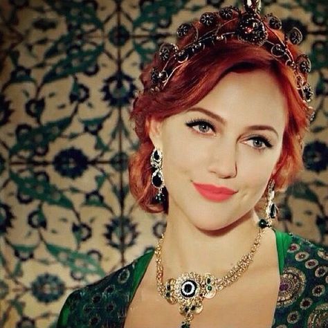 Meryem Uzerli, Magnificent Century, Turkish Beauty, Dance Moms Videos, Serie Tv, Redheads, Red Hair, Tiara, Beautiful People