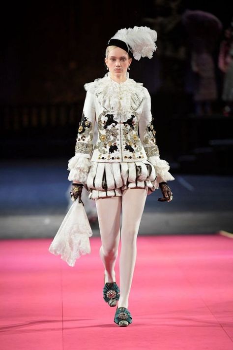 Must See Photos From Dolce & Gabbana's Alta Moda Show In Milan Elizabethan Fashion, Dolce Gabbana Alta Moda, Rococo Fashion, Milano Fashion, Baroque Fashion, Dolce E Gabbana, Vogue Paris, Historical Fashion, Couture Collection