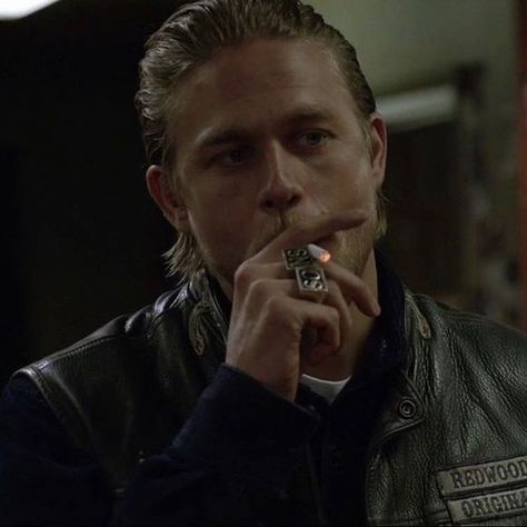 jax teller in sons of anarchy Sons Of Arnachy, Jackson Teller, Sons Of Anarchy Mc, Jax Sons Of Anarchy, Day Of The Shirt, Sigma Male, Jax Teller, Charlie Hunnam, Sons Of Anarchy