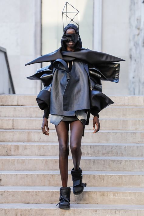 Rick Owens sets runway on fire at Paris Fashion Week show Rick Owens Outfit, Avant Garde Outfit, Avant Guard, Avant Grade, Avant Garde Aesthetic, Avant Garde Dresses, Rick Owens Menswear, Casual Attire For Women, Avant Garde Fashion