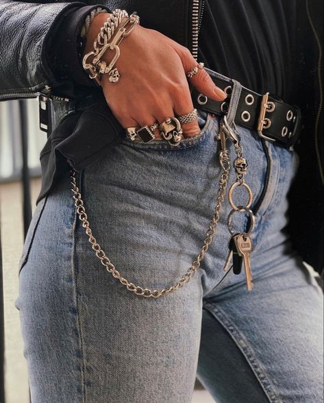 Chain Outfit, Chunky Silver Jewellery, Badass Style, Rocker Style, I'm With The Band, Dope Fashion, Wallet Chain, Cute Fits, Fashion Killa