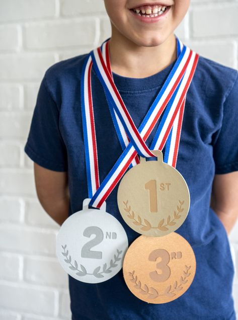 FREE Olympic medals SVG Olympic Medals Craft For Kids, Olympic Podium Diy For Kids, How To Make Medals Diy, Diy Olympic Medals, Medal Template Printable, Diy Medals For Kids, Medal Craft For Kids, Diy Medals, Olympic Wreath