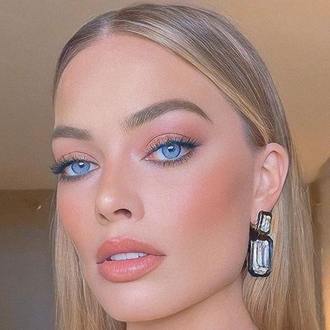 Margot Robbie ✨ on Instagram: "So Gorgeous 🩷" Margo Robbie Make Up, Margot Robbie Bob Hair, Margot Robbie Eye Makeup, Margot Robbie Makeup Tutorial, Margot Robbie Makeup Looks, Margot Robbie Makeup, Margot Robbie Outfit, Margot Robbie Photos, Bridal Makeup For Blondes