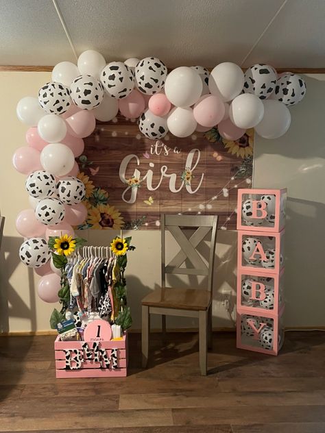 Cow Babyshower For Girl, Girl Baby Shower Cow Theme, Baby Shower Ideas Western Theme, Cowgirl Shower Ideas, Cows Baby Shower Theme, Diy Cow Decorations, Last Rodeo Baby Shower Ideas, Cowprint Baby Shower Decorations, Cowgirl Nursery Theme Rustic