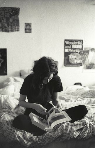 Women Reference, People Reading, Book Room, White Books, Lukisan Cat Air, Woman Reading, Foto Vintage, Elle Magazine, Reading A Book