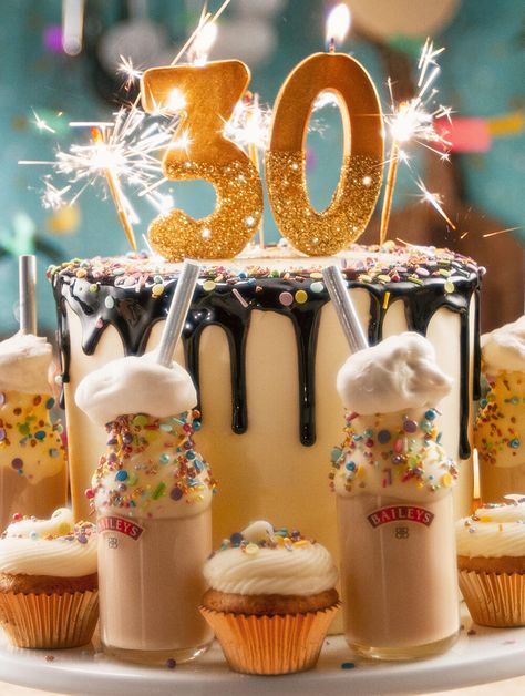 Baileys And Vodka, Birthday Cake Shots, Cake Shot, Cake Shots, Baileys Recipes, Boozy Desserts, Ice Cake, Shot Recipes, Mixed Drinks Recipes