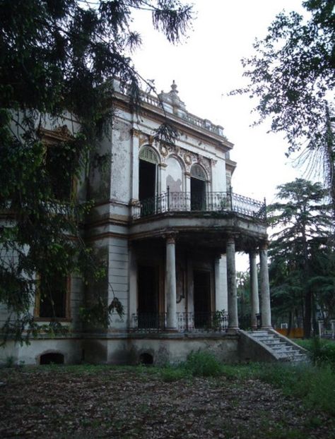 The Louisiana swamp home Southern Gothic Aesthetic, Old Southern Homes, Louisiana Swamp, Creepy Houses, Gothic Novel, Old Abandoned Houses, Old Mansions, Abandoned Castles, Abandoned House