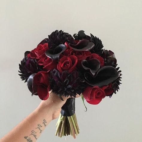 Dark wedding bouquet  chrysanthemums, black cala lilies, dark red roses #gothicwedding #gothicflowers Black And Maroon Bouquet, Red And Black Rose Bouquet, Red And Black Wedding Flowers, Red And Black Bouquets, Black And Dark Red Wedding, Black And Red Bouquet, Larp Wedding, Dark Wedding Bouquet, Vamp Wedding