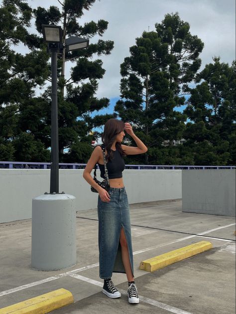 Denim Maxi Skirt Summer, Maxi Skirt Poses, Long Denim Skirt Outfit Street Styles 2023, Long Denim Skirt Outfits For Summer, Styling Denim Maxi Skirt, Jeans Maxi Skirt Outfit, Knee Length Jean Skirt Outfits, Maxi Jeans Skirt Outfit, Denim Maxi Skirt Outfit Summer