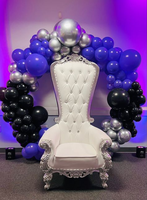 Throne chair with Balloon arch backdrop. Perfect photo op at all events. Sweet Sixteen Backdrop Ideas, Sweet 16 Throne, Birthday Throne, Photo Op Backdrop, Party Moodboard, House Party Aesthetic, Balloon Arch Backdrop, Birthday Chair, Queen Chair