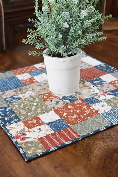 Charm Pack Table Runner, Charm Pack Projects, Small Projects Ideas, Placemat Patterns, Charm Pack Quilt Patterns, A Quilting Life, Quilted Table Runners Christmas, Table Runner Tutorial, Table Topper Patterns