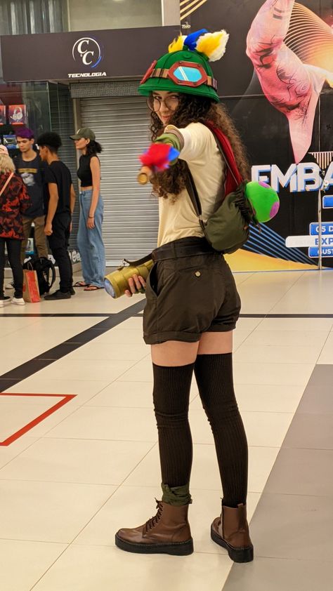 Cosplay do Teemo de League of Legends League Cosplay, Cosplay Lol, League Of Legends Cosplay, Cosplay League Of Legends, Black Color Hairstyles, Spooky Szn, Color Hairstyles, Hairstyles Black, Cosplay Ideas