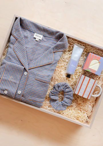 Designing a better tomorrow with warmer people and a cooler planet. Pajamas Gift Box Ideas, Corporate Xmas Gift Ideas, Emprendimiento Ideas, Eco Friendly Gift Wrapping, Gifts 2023, Tartan Blanket, Cashmere Socks, Pajamas Gift, Travel Box