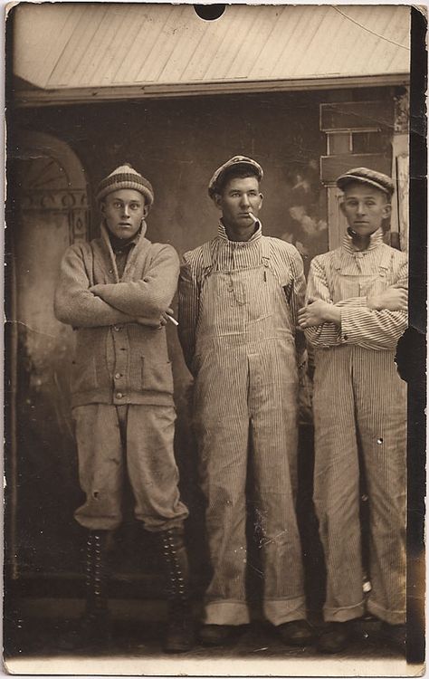 This picture represents the mens work wear of the 1920s. They wore long pants and overalls and long sleeve shirts. This picture stood out to me because of how tough these men look. They are very intimidating looking and don't look like someone you would want to mess with. These men worked hard, long hours and were very good at their jobs. Great Gatsby Party Outfit, Men Standing, 1920s Mens Fashion, 1920s Men, American Workwear, Herren Style, Vintage Workwear, Vintage Mens Fashion, Mens Workwear