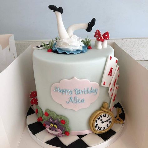 Bunny Birthday Cake, Alice In Wonderland Cake, Halloween Themed Birthday Party, Alice In Wonderland Tea Party Birthday, Fairy Garden Birthday Party, Onederland Birthday Party, Alice Tea Party, Party Food Buffet, Alice In Wonderland Birthday