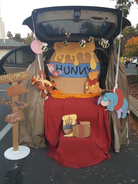 Pooh Trunk Or Treat, Trunk Or Treat Themes, Diy Trunk, Halloween Car Decorations, Trunker Treat Ideas, Church Trunk, Moldes Para Baby Shower, Winnie The Pooh Halloween, Trunk Or Treat Ideas