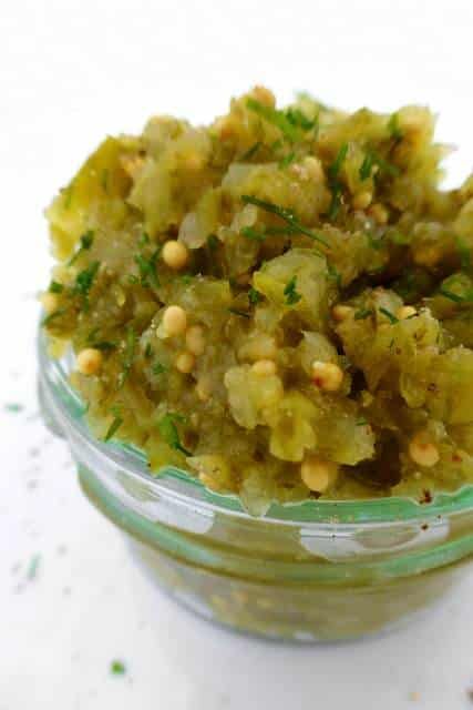 My homemade sweet pickle relish recipe: ready in 5 minutes!! This relish is a great topping for hot dogs, tacos or hamburgers! Mexican Relish Recipe, Sweet Pickle Relish Recipe, Sweet Relish Recipe, Hot Dog Relish Recipe, Cucumber Relish Recipes, Sweet Pickles Homemade, Pickle Relish Recipe, Hot Dog Relish, Make Pickles